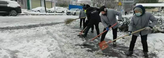 风雪为证，坚守为暖！致敬破冰前行的最美保洁人